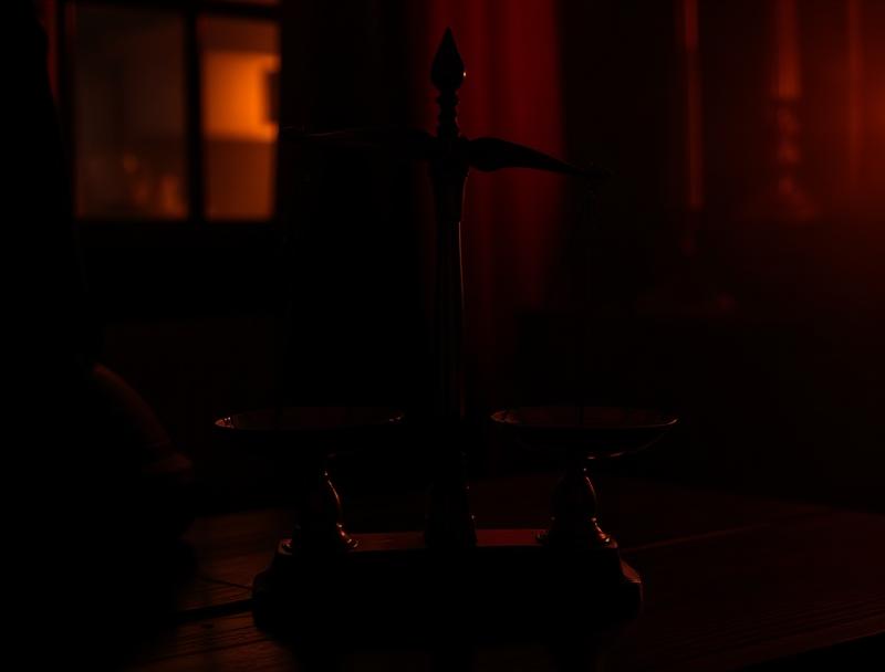 Balança vintage em iluminação dramática