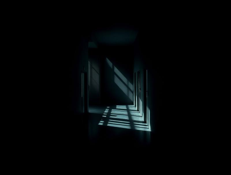 Corredor com interação de luz e sombra